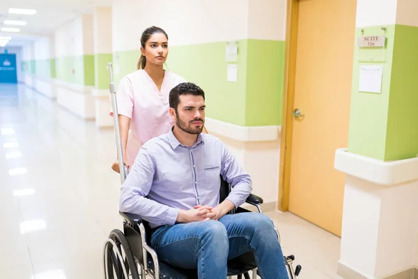 Ärztin Schubst Entlassenen Patienten Rollstuhl Auf Flur Krankenhaus — Stockfoto