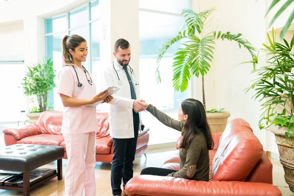 Média Profissional Saúde Adulto Por Médico Apertando Mãos Com Mulher — Fotografia de Stock