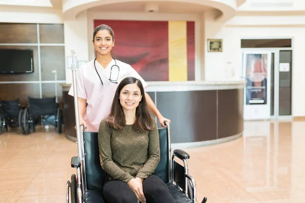 Mulher Saúde Empurrando Mulher Recuperada Cadeira Rodas Lobby Hospital — Fotografia de Stock