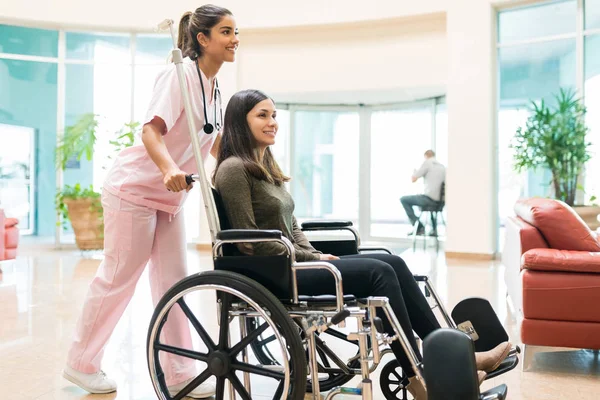 Gesundheitshelferin Schubst Genesene Rollstuhl Krankenhauslobby — Stockfoto