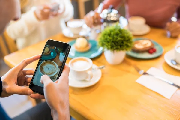 Hombre Fotografiando Taza Café Teléfono Inteligente Mientras Está Sentado Con —  Fotos de Stock