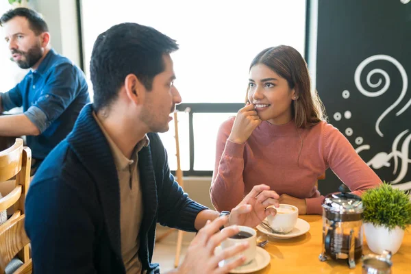 Casal Conversando Enquanto Desfruta Café Mesa Café — Fotografia de Stock