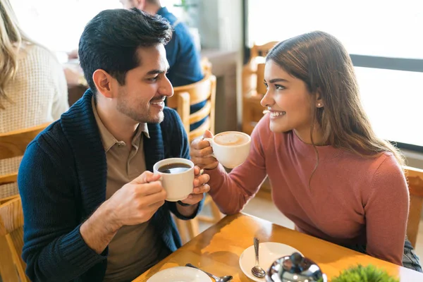 Νέοι Ερωτευμένοι Απολαμβάνοντας Καφέ Κοιταζόμενοι Στο Καφέ — Φωτογραφία Αρχείου