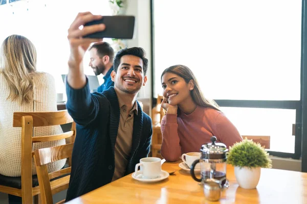 Uomo Prendere Selfie Con Amante Mentre Seduto Tavolino Nel Ristorante — Foto Stock