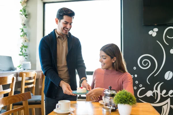 Sonriente Joven Sirviendo Postre Mujer Mesa Restaurante — Foto de Stock