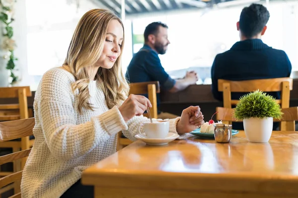 Kaukasisk Kvinna Omrörning Kaffe Kopp Sittande Vid Bordet Restaurang — Stockfoto