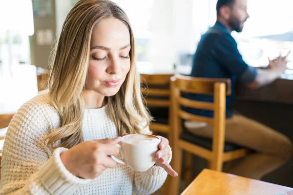 Hermosa Joven Tomando Café Restaurante —  Fotos de Stock