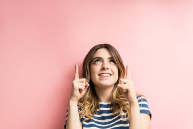 Heyecanlı çekici kadın arka planda fotokopi çekerken işaret ediyor