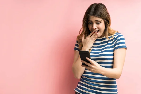 Mulher Incrível Lendo Notícias Chocantes Smartphone Contra Fundo Coral Estúdio — Fotografia de Stock