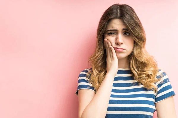 Giovane Donna Caucasica Che Soffre Malattia Dentale Isolato Sfondo Corallo — Foto Stock