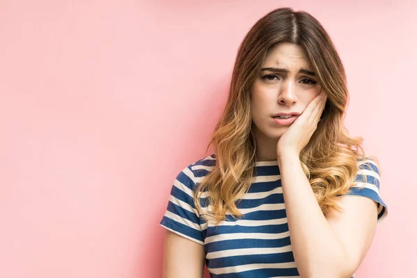 Bella Donna Che Soffre Mal Denti Toccare Guancia Mentre Piedi — Foto Stock