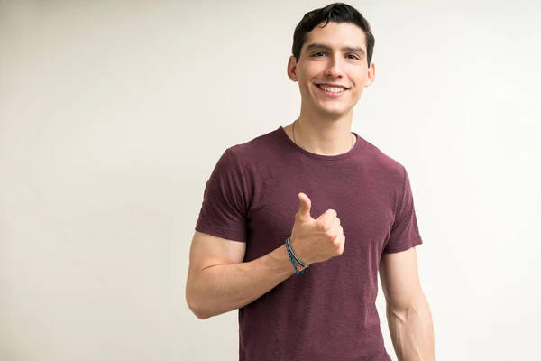 Όμορφος Νεαρός Άνδρας Χαμογελά Ενώ Gesturing Αντίχειρες Επάνω Λευκό Φόντο — Φωτογραφία Αρχείου