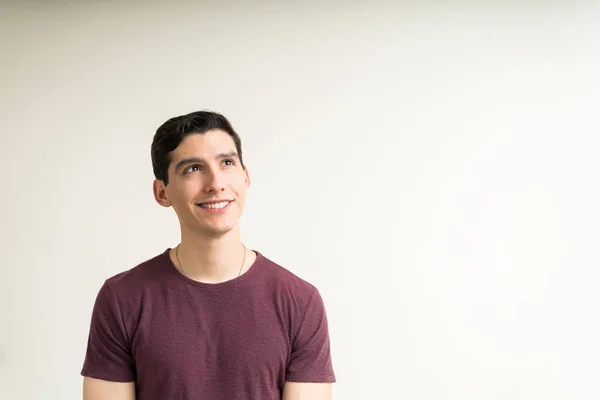 Joven Sonriente Mirando Espacio Copia Mientras Piensa Sobre Fondo Blanco — Foto de Stock