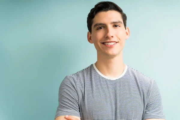 Potret Pria Tampan Tersenyum Dengan Latar Belakang Berwarna Studio — Stok Foto