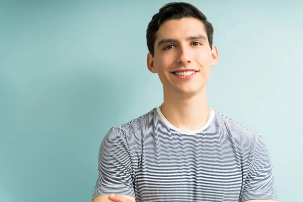 Retrato Belo Macho Sorrindo Contra Fundo Colorido Estúdio — Fotografia de Stock