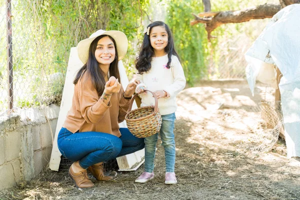 Emocionados Madre Hija Hispanas Con Huevo Fresco Granja —  Fotos de Stock