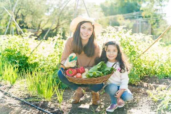 Uśmiechnięta Matka Córka Świeżymi Organicznymi Warzywami Ogrodzie Słoneczny Dzień — Zdjęcie stockowe