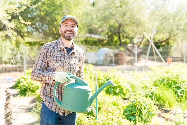 Χαμογελώντας Αγρότης Πότισμα Μπορεί Στέκεται Δίπλα Στον Κήπο Λαχανικών Την — Φωτογραφία Αρχείου