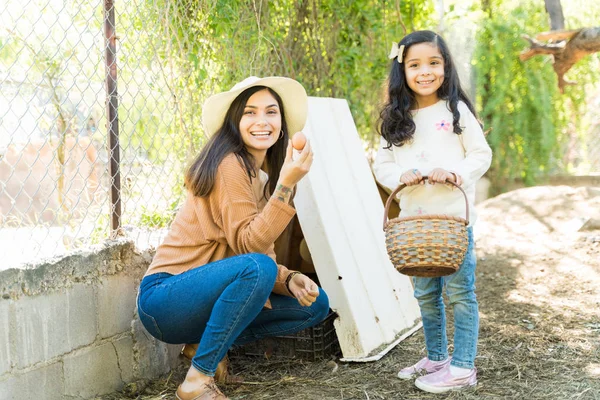 Sorrindo Mãe Filha Latina Com Ovo Granja Aves — Fotografia de Stock