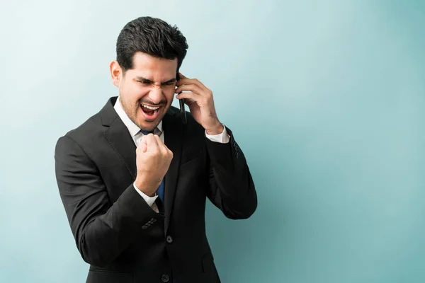 Emocionado Hombre Negocios Guapo Hablando Teléfono Móvil Apretando Puño Después —  Fotos de Stock