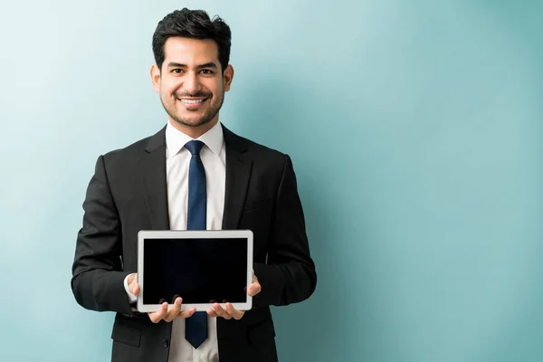 Porträt Eines Selbstbewussten Geschäftsmannes Der Lächelnd Ein Digitales Tablet Mit — Stockfoto