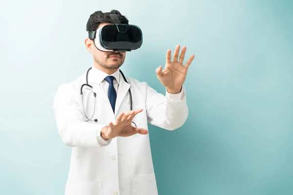 Medical Surgeon Wearing Virtual Reality Glasses Gesturing Colored Background — Stock Photo, Image