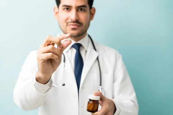 Νεαρός Άνδρας Γιατρός Δείχνει Χάπι Κατά Συνταγογράφηση Του Φαρμάκου Στο — Φωτογραφία Αρχείου