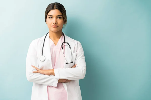 Attraente Medico Professionista Uniforme Piedi Con Braccia Incrociate Sfondo Isolato — Foto Stock