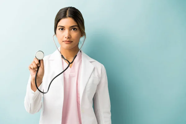 Schöne Selbstbewusste Ärztin Untersucht Mit Stethoskop Über Blauem Hintergrund — Stockfoto