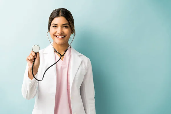 Sorridente Medico Professionista Con Stetoscopio Sfondo Colorato — Foto Stock