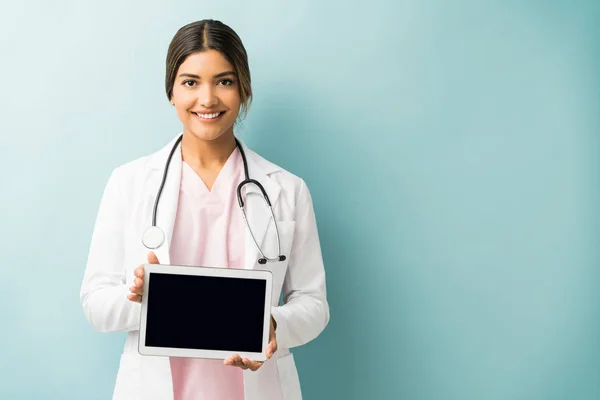 Praticante Feliz Sexo Feminino Mostrando Tablet Digital Branco Enquanto Contra — Fotografia de Stock