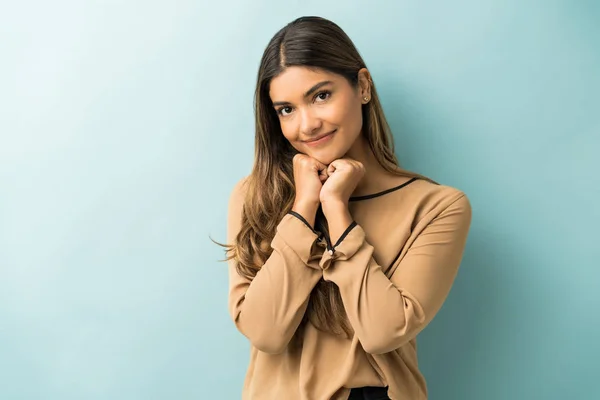 Porträt Einer Hübschen Attraktiven Frau Mit Händen Kinn Vor Farbigem — Stockfoto