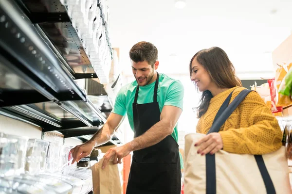 Kendine Güvenen Satıcı Markette Kadınlar Için Yiyecek Paketliyor — Stok fotoğraf