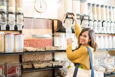 Süpermarketten toptan alırken konteynırda yemek servisi yapan gülümseyen kadın portresi