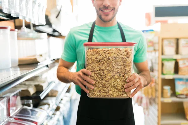 Parte Central Jovem Vendedor Latino Sorridente Que Vende Alimentos Granel — Fotografia de Stock