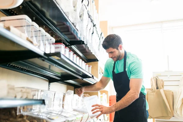 Vendedor Hispânico Colocando Comida Recipiente Supermercado — Fotografia de Stock