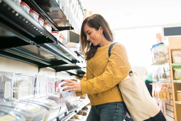 Sonriente Mujer Caucásica Llevando Bolsa Mientras Compra Alimentos Granel Supermercado — Foto de Stock