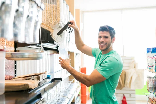 Retrato Del Hombre Sonriente Sirviendo Comida Contenedor Mientras Compra Granel —  Fotos de Stock