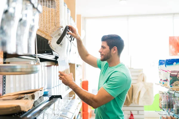 Sidovy Latinamerikansk Manlig Kund Hälla Mat Container Och Köpa Bulk — Stockfoto