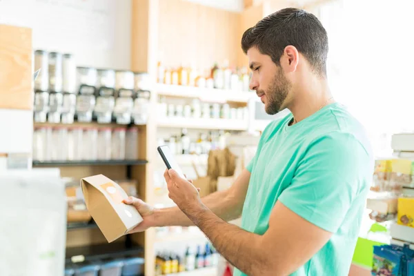 Jovem Usando Smartphone Para Digitalizar Etiqueta Produtos Alimentícios Supermercado — Fotografia de Stock