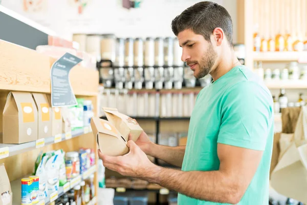 Cliente Masculino Bonito Confuso Que Escolhe Produto Alimentar Mercearia — Fotografia de Stock