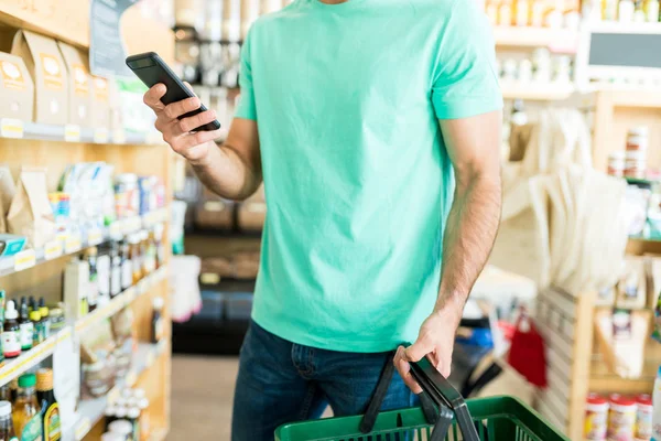 Midsection Mensajería Texto Del Hombre Través Del Teléfono Móvil Tienda —  Fotos de Stock