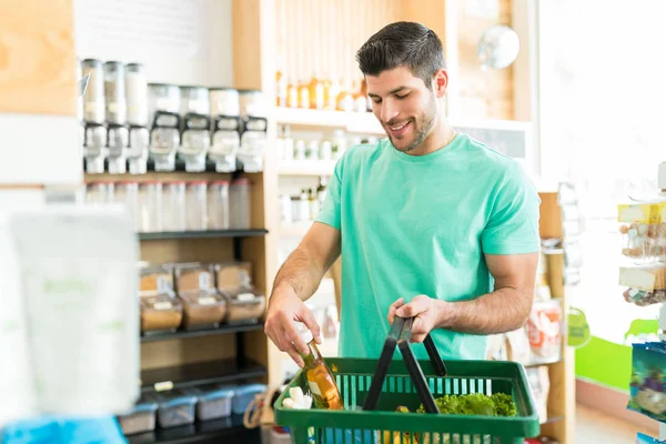 Sorrindo Homem Hispânico Comprando Produtos Alimentares Supermercado — Fotografia de Stock