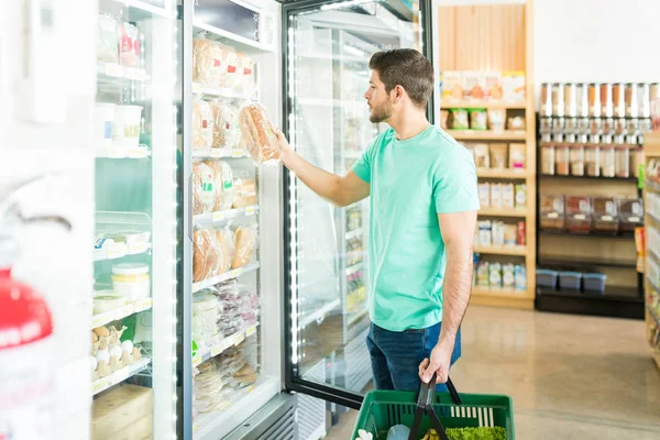 Hispanische Männliche Kundin Entfernt Brot Aus Kühlschrank Lebensmittelgeschäft — Stockfoto