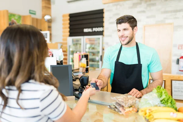 Lächelnde Männliche Kassiererin Erhält Zahlung Kreditkarte Supermarkt — Stockfoto