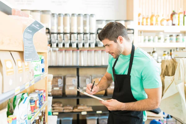 Bonito Trabalhador Masculino Verificando Inventário Produtos Alimentares Supermercado — Fotografia de Stock