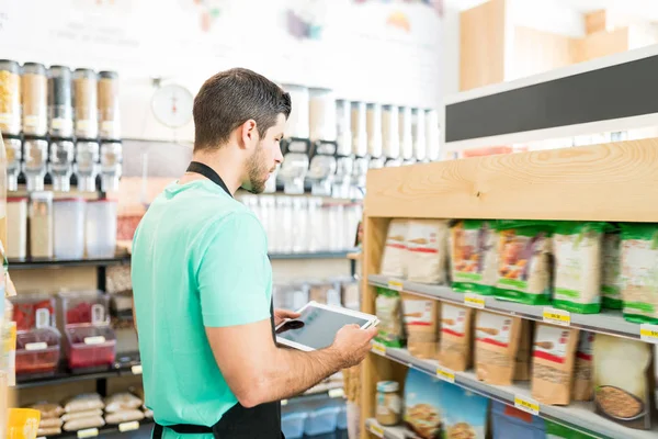 Jovem Proprietário Masculino Segurando Tablet Digital Supermercado — Fotografia de Stock