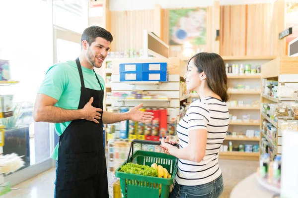 Pewny Siebie Sprzedawca Mężczyzna Pomaga Klientce Supermarkecie — Zdjęcie stockowe