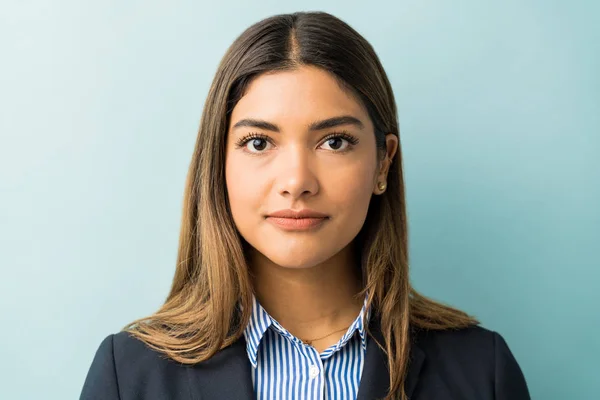 若い女性専門家の閉鎖色の背景に対する目の接触を作る — ストック写真