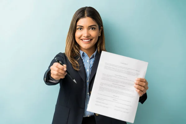 Attractive Latin Female Entrepreneur Offering Pen Agreement Blue Background — Stock Photo, Image